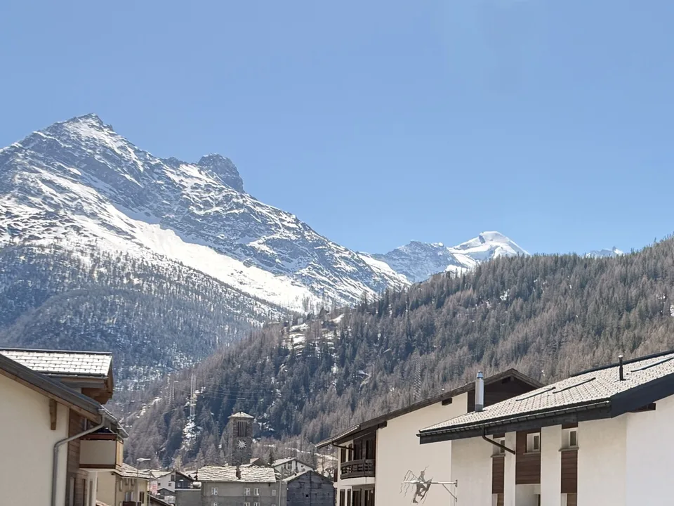 Attraente casa residenziale e commerciale in una posizione ottimale