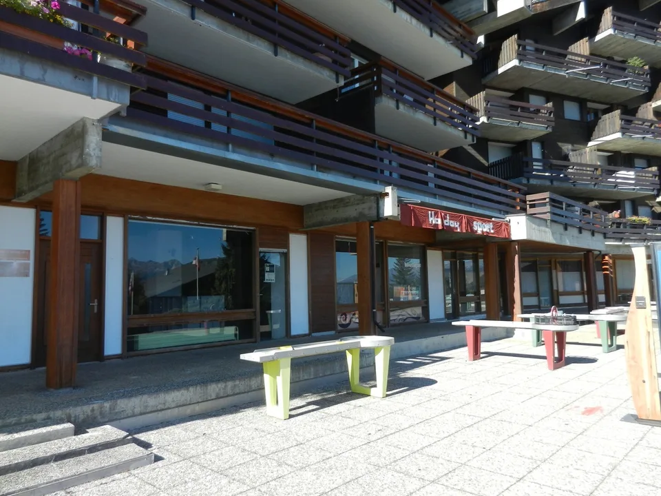 Spazio commerciale in piazza del Villaggio