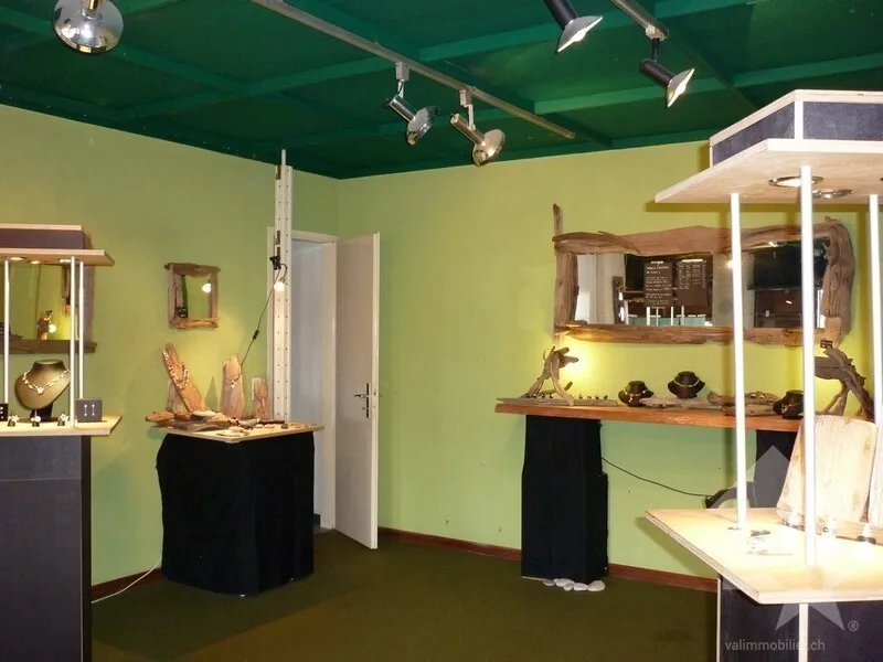 Spazio commerciale in piazza del Villaggio