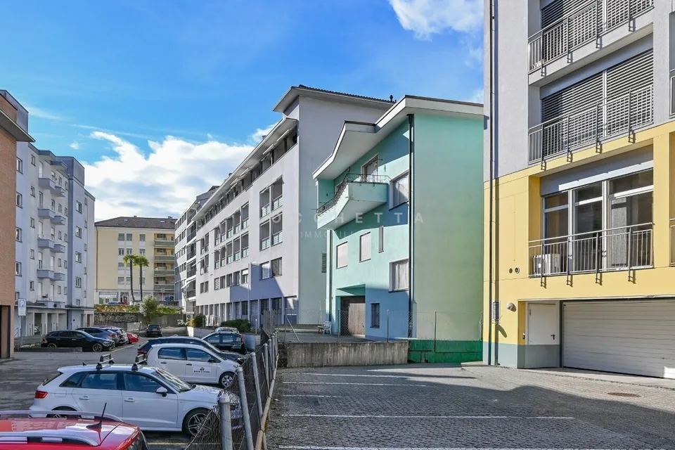 Stabile residenziale e commericale in posizione strategica