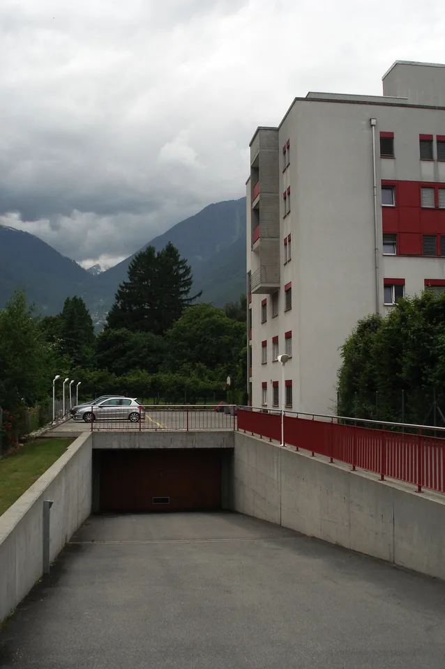 Place de parc intérieure avec borne de recharge Martigny