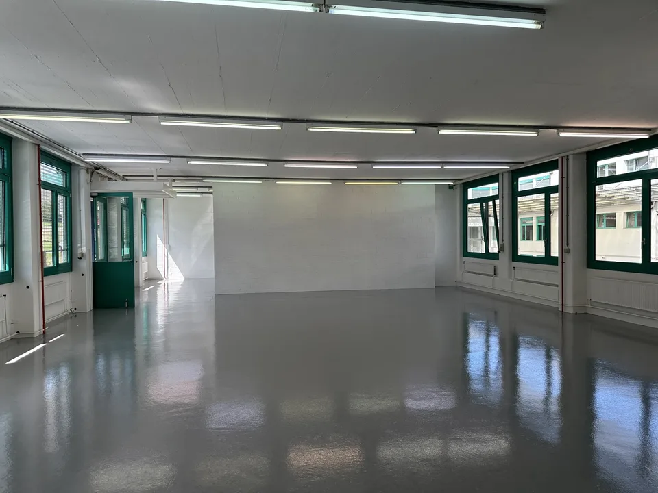 Espace commercial avec accès privé et rampe de chargement