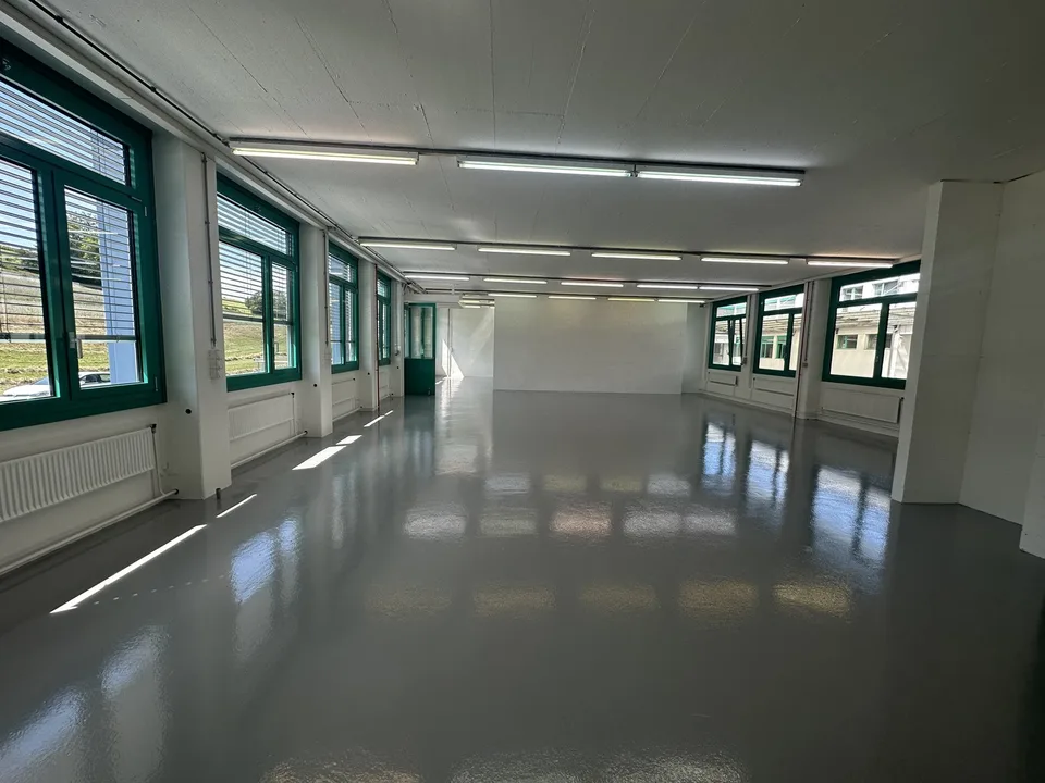 Espace commercial avec accès privé et rampe de chargement