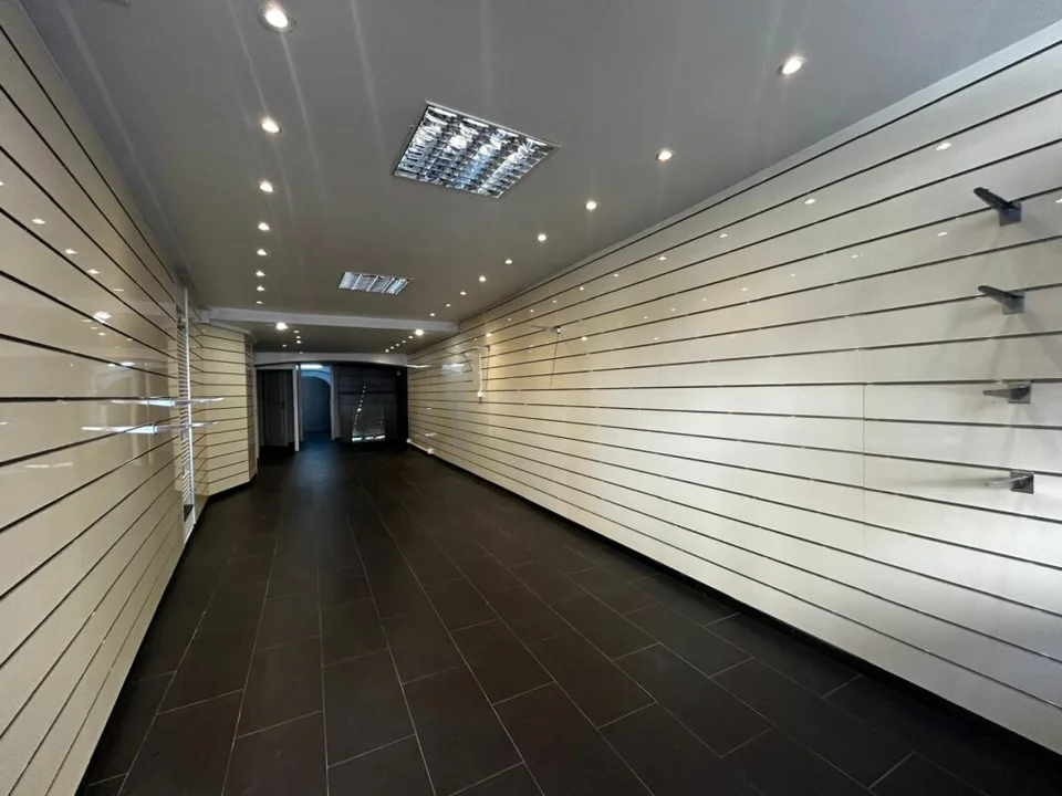 Magnifique local commercial de 75m2 avec vitrine au coeur de Villeneuve