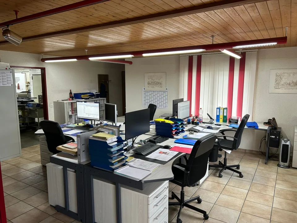 Locale commerciale/laboratorio con ufficio a Dotzigen