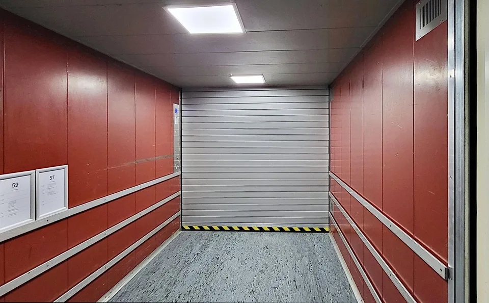 Ampio spazio di stoccaggio con altezza del soffitto di 4,6 m - circa 400 m2 a Hombrechtikon