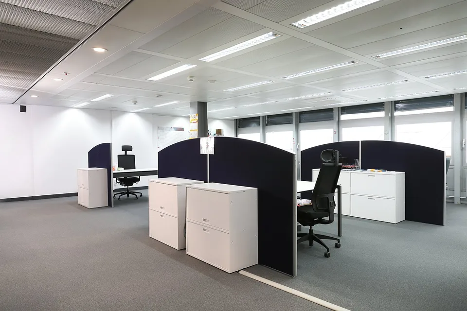 Bureau panoramique au dernier étage avec utilisation partagée de la terrasse sur le toit