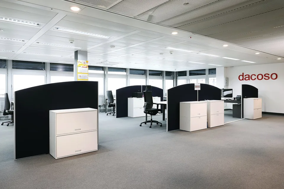 Bureau panoramique au dernier étage avec utilisation partagée de la terrasse sur le toit
