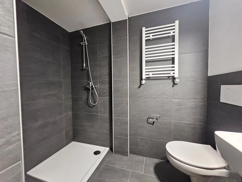 Charmantes 3-Zimmer-Wohnung im Herzen von Saint-Imier – Foto 8 von 9