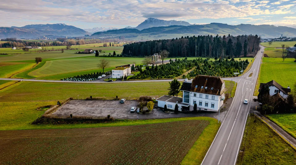 Freie Aussen-Fläche als stilles Lager in Oberrüti für ca. 15 Fahrzeuge