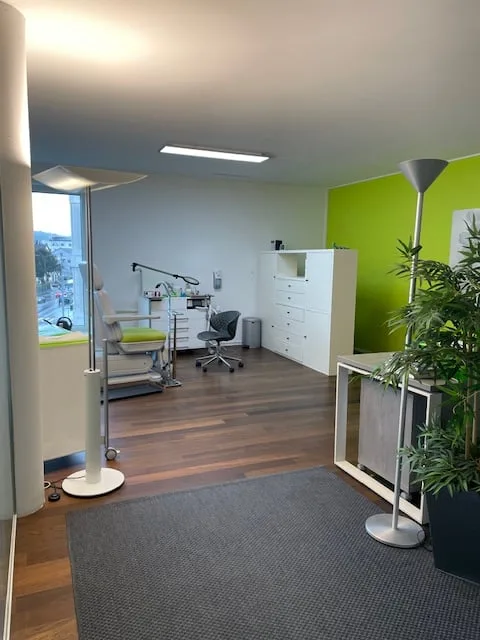 Spazio ufficio moderno ampliato vicino all'aeroporto