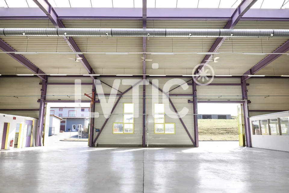 Werkstatt, Lager, Büros von 636 m2 zur Miete in Romont