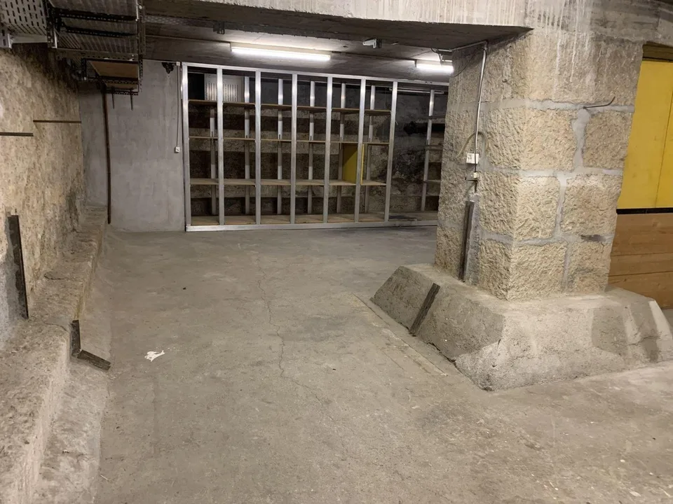 Großer Lagerbereich von ca. 132 m2 zur Miete im Untergeschoss im Hôtel des Postes in Neuchâtel – Foto 8 von 8