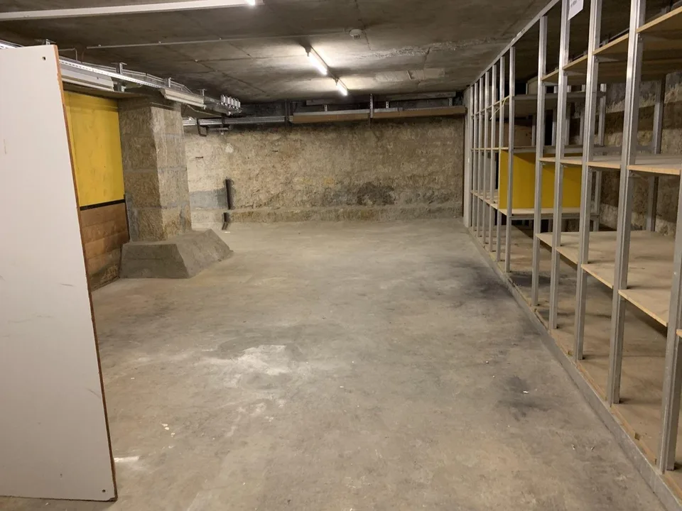 Großer Lagerbereich von ca. 132 m2 zur Miete im Untergeschoss im Hôtel des Postes in Neuchâtel – Foto 6 von 8
