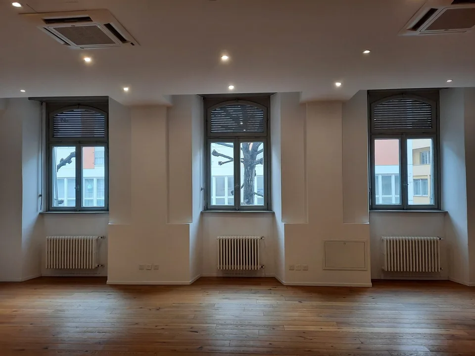 Rent a large and bright open space office in the center of Chiasso