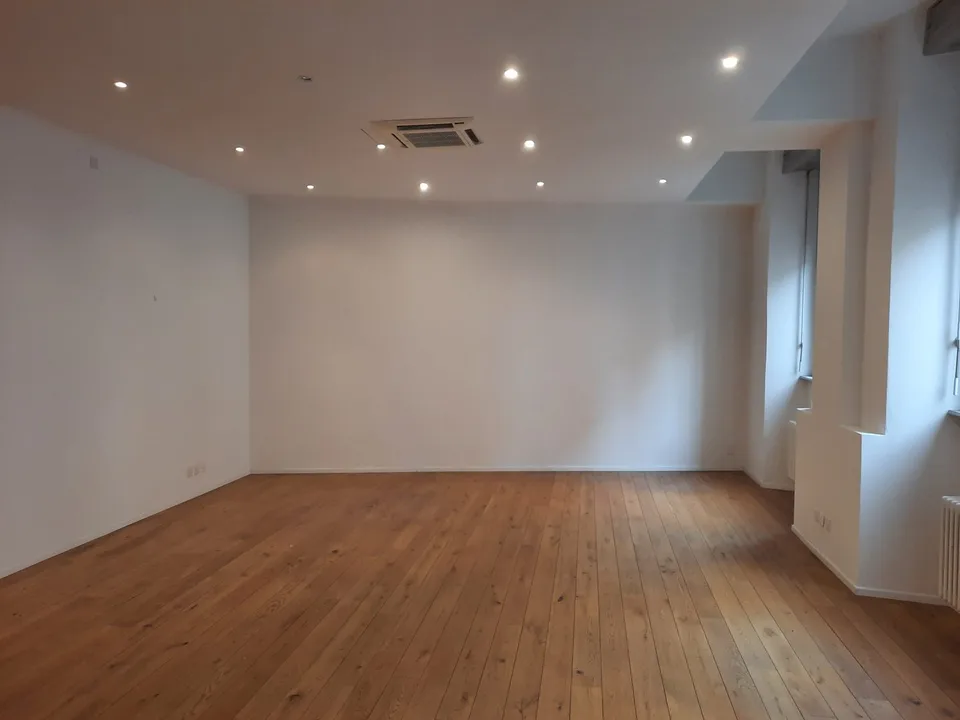 Rent a large and bright open space office in the center of Chiasso