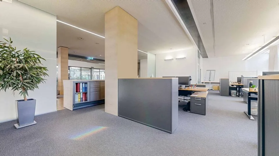 Lichtdurchflutetes Büro im Businessquartier Dübendorf