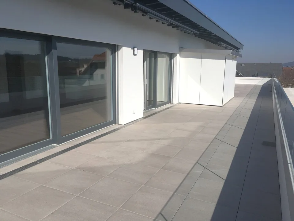 Appartamento mansardato moderno 5.5 locali con grande terrazza a Niederbuchsiten