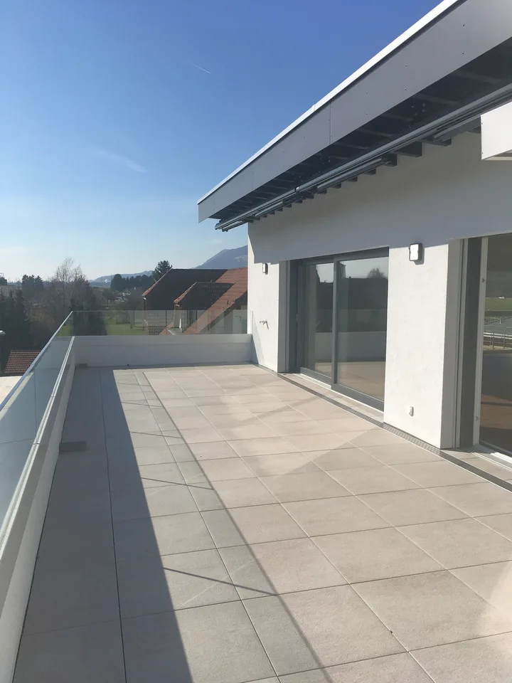 Appartamento mansardato moderno 5.5 locali con grande terrazza a Niederbuchsiten