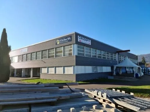 For rent in a large industrial, artisanal and administrative complex, 3 surfaces of 407 m², 250 m² and 165 m²