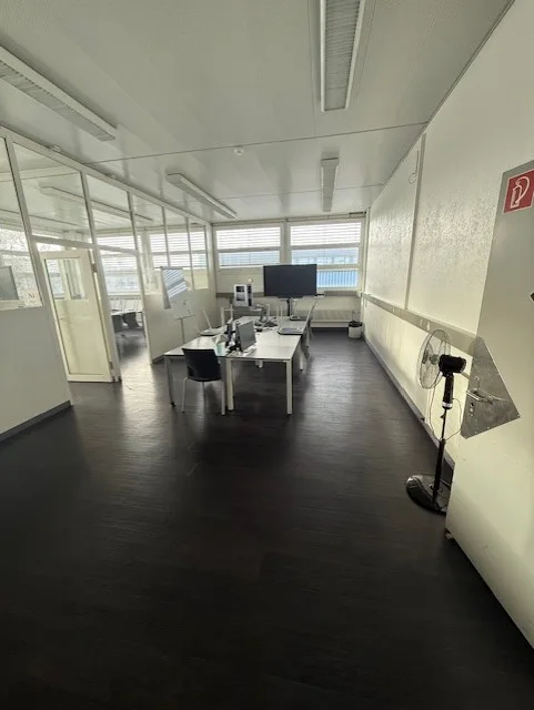 Zu vermieten in einem großen Industrie-, Handwerks- und Verwaltungskomplex, 3 Flächen von 407 m², 250 m² und 165 m² – Foto 11 von 22