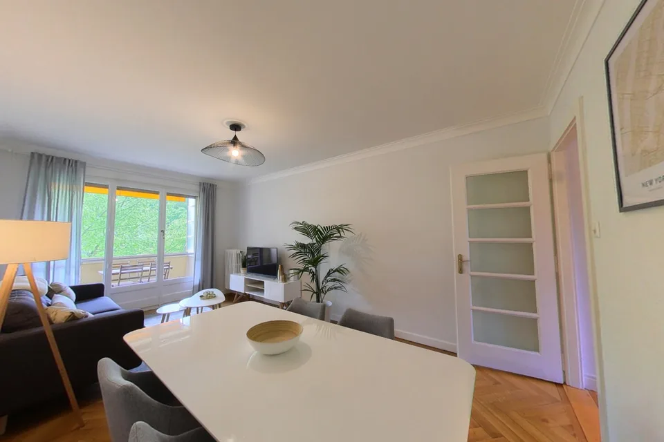 Appartement spacieux 2 chambres meublé avec balcon et vue sur la rivière à Genève