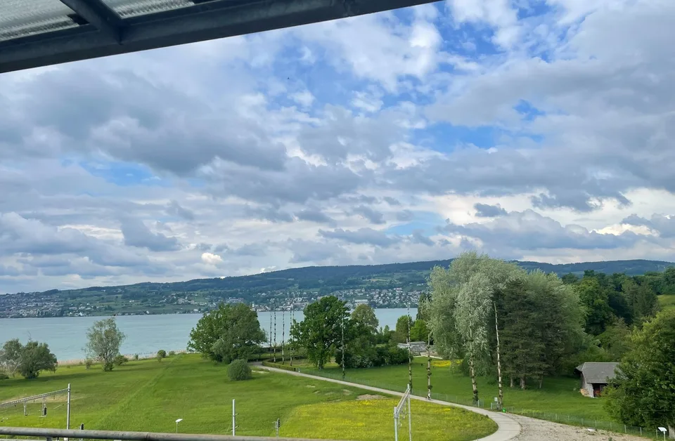 Aussicht, Terrasse und der See in Gehdistanz