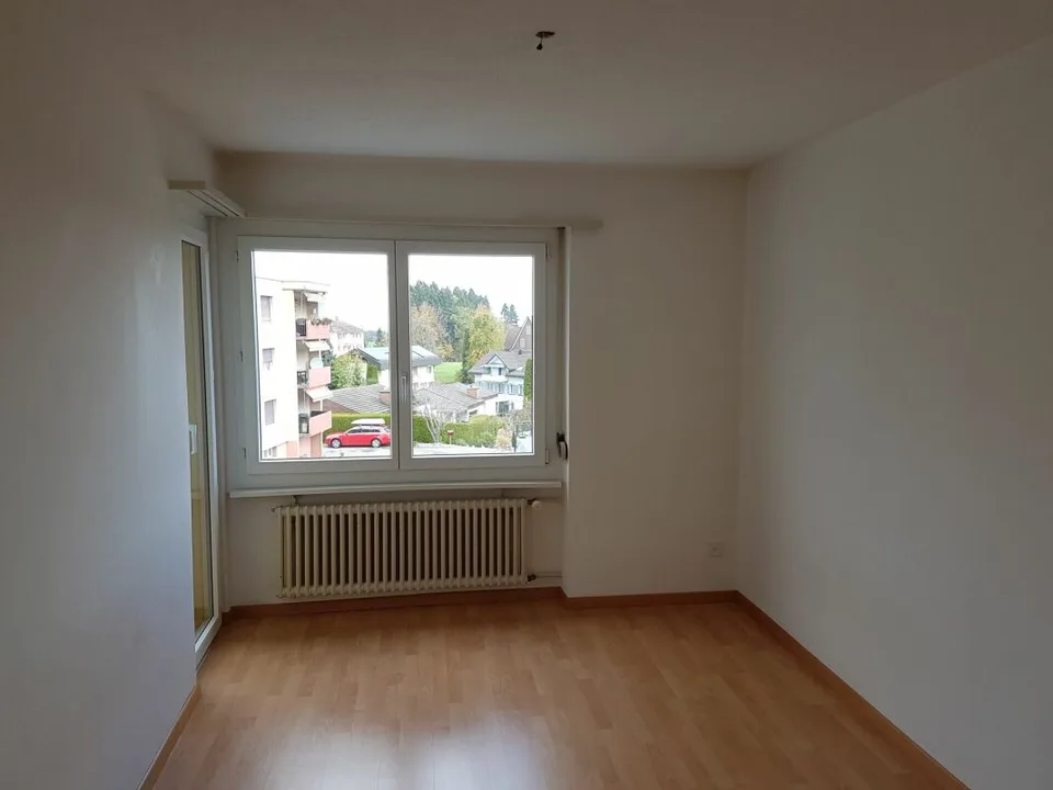 Familienwohnung nähe Schulhaus mit grossen Zimmer und Balkon
