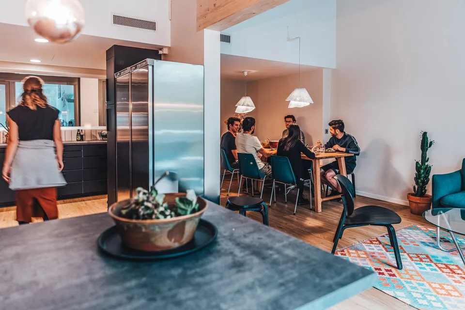 Möbliertes Zimmer mit eigenem Bad | Coliving | Zürich-Kloten