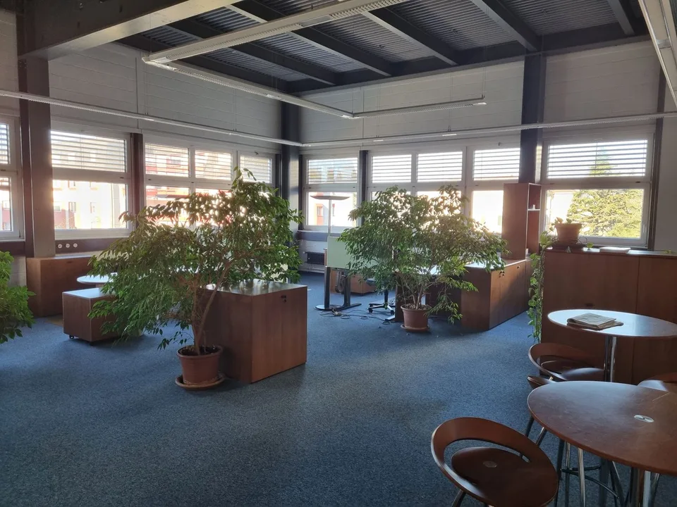 A louer pour date à convenir un bureau de 130 m2 au 2ème étage.