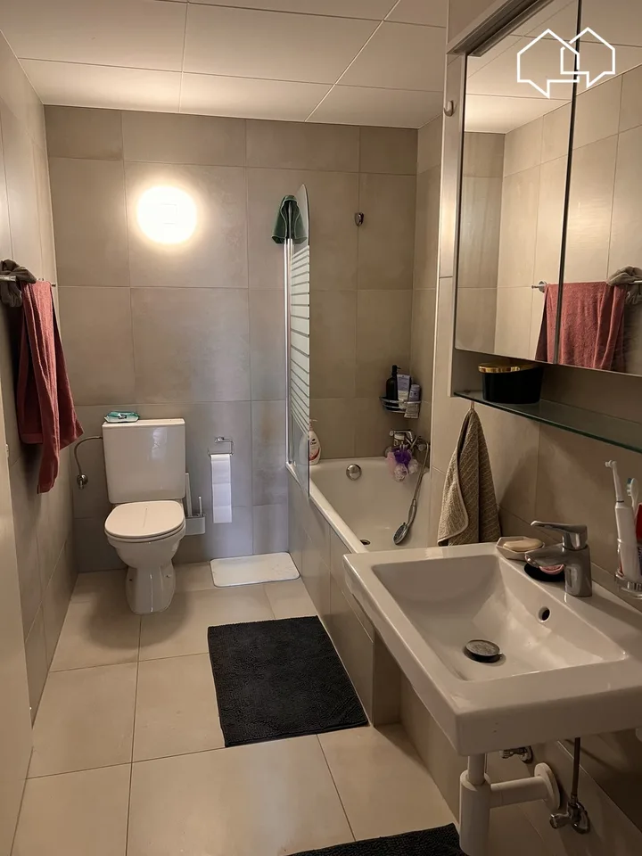 Geräumige Dachwohnung mit Terrasse – Foto 6 von 13