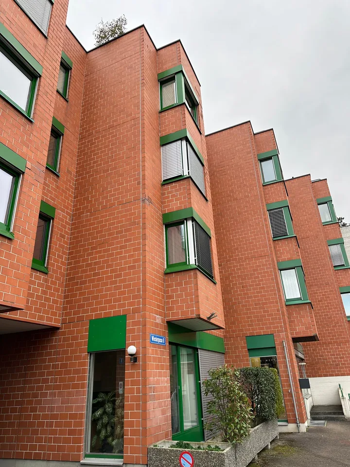 Grosszügiges Wohnen in Zürich Höngg Moderne 5.5 Zimmer Wohnung mit Garten