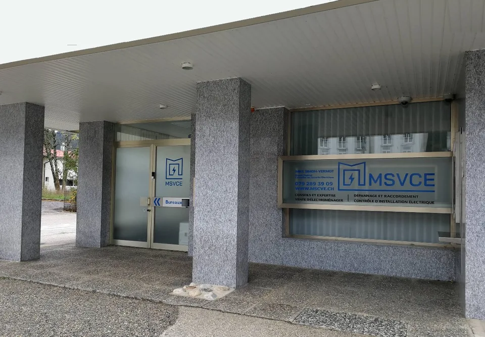 Local commercial de plain pied avec vitrines