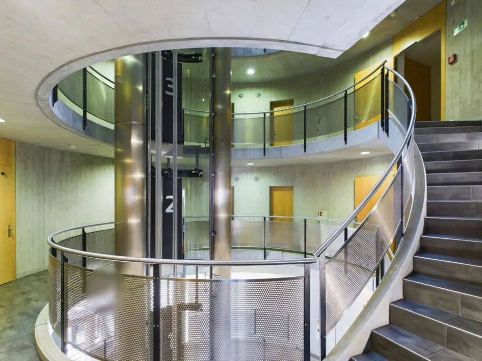 Business Tower / Ausgebaute Gewerbe-/Bürofläche im 2.OG