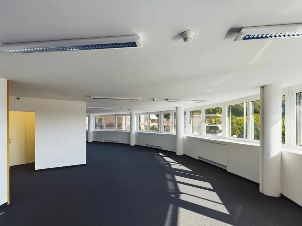 Business Tower / Ausgebaute Gewerbe-/Bürofläche im 2.OG