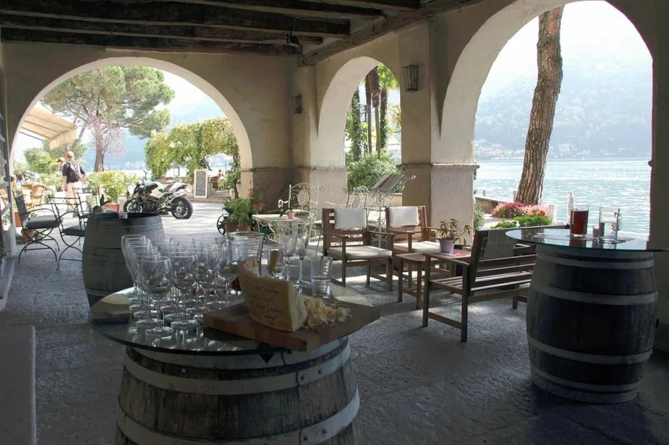 Geschäftslokal an der Seepromenade von Morcote mit Portico und Schaufensterfront