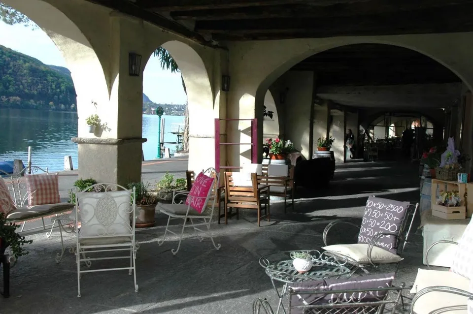 Geschäftslokal an der Seepromenade von Morcote mit Portico und Schaufensterfront