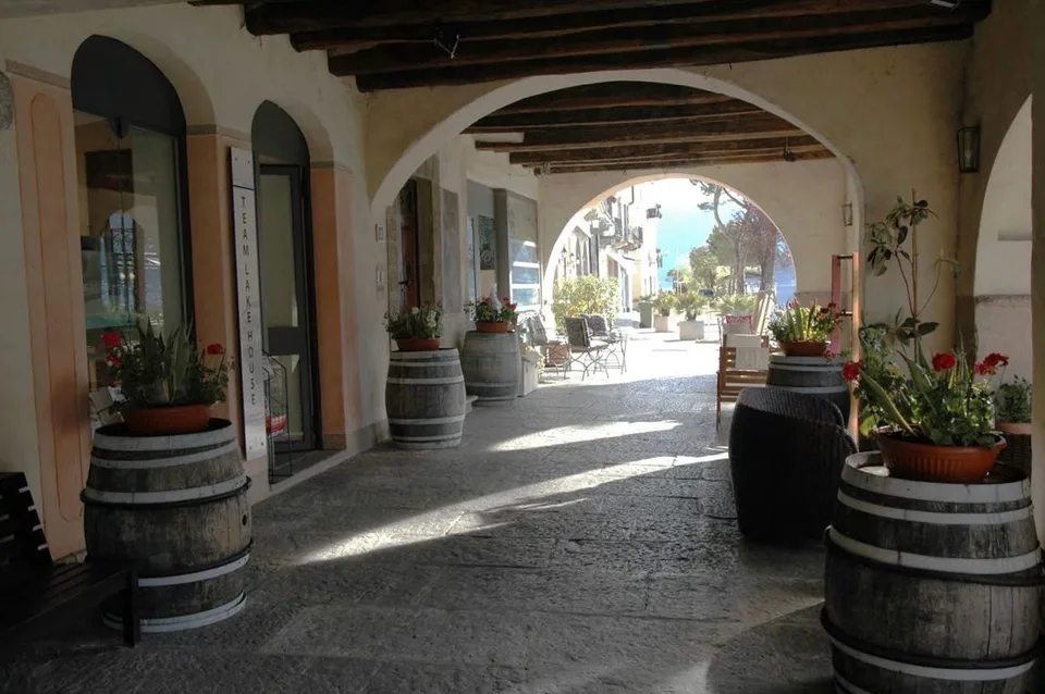 Locale commerciale sul lungolago di Morcote con portico e vetrata – foto 6 di 8