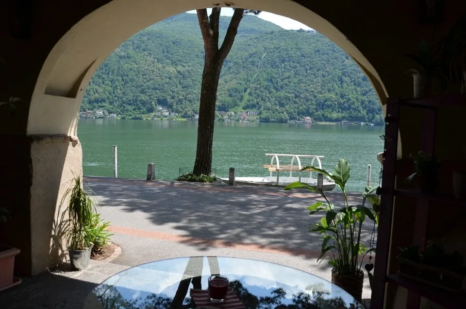 Geschäftslokal an der Seepromenade von Morcote mit Portico und Schaufensterfront