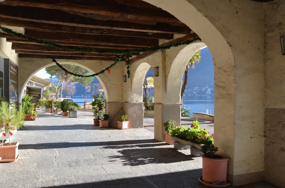 Geschäftslokal an der Seepromenade von Morcote mit Portico und Schaufensterfront