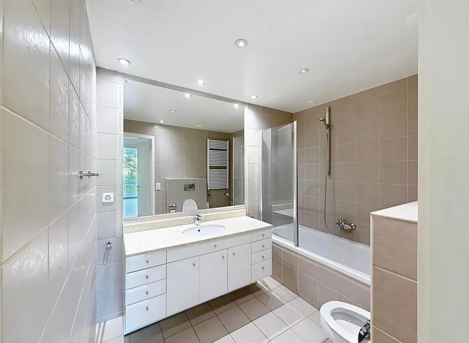 Blühend: Schöne 3-Zimmer-Wohnung mit Balkon, Pool und Parkplatz
