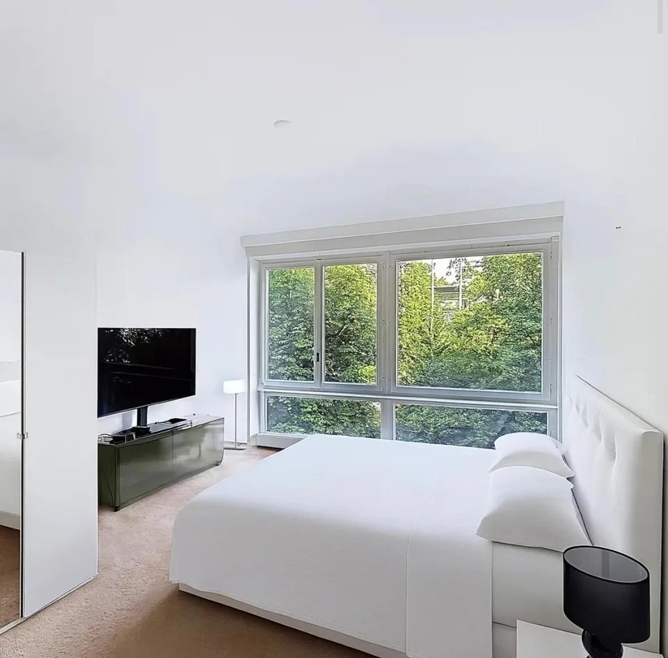 Blühend: Schöne 3-Zimmer-Wohnung mit Balkon, Pool und Parkplatz