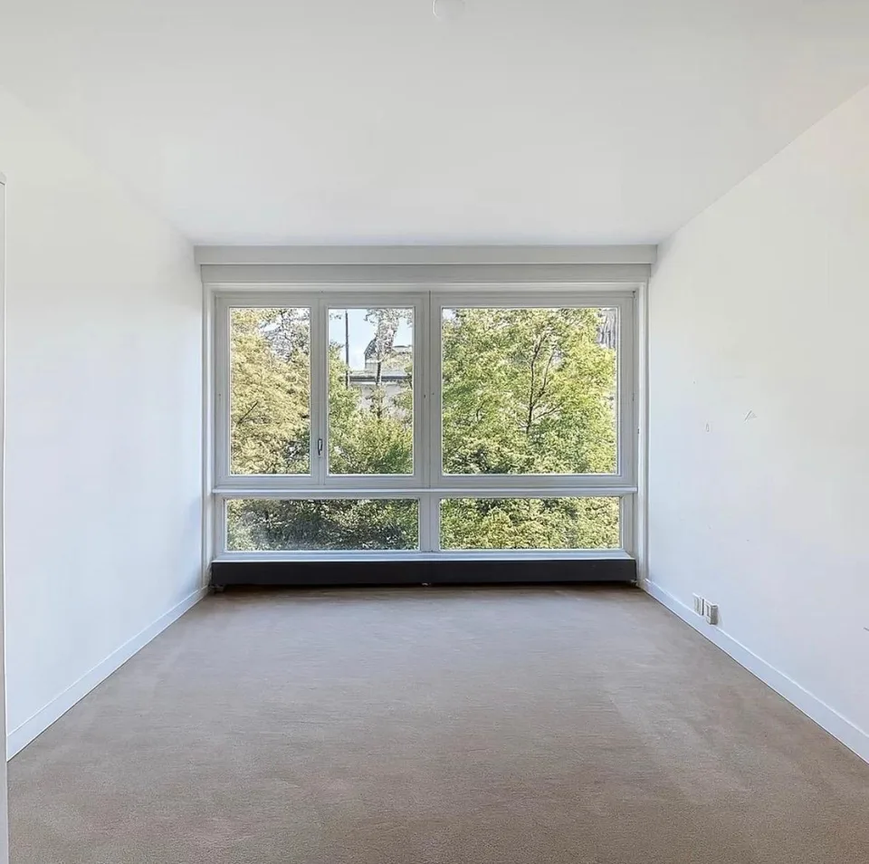 Blühend: Schöne 3-Zimmer-Wohnung mit Balkon, Pool und Parkplatz