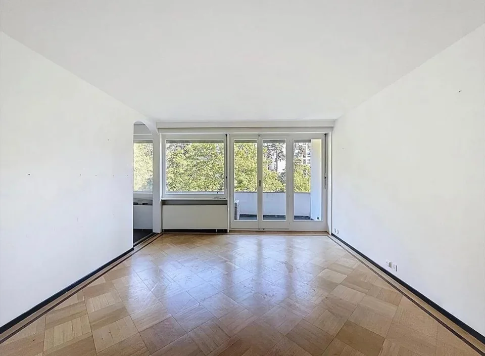Blühend: Schöne 3-Zimmer-Wohnung mit Balkon, Pool und Parkplatz