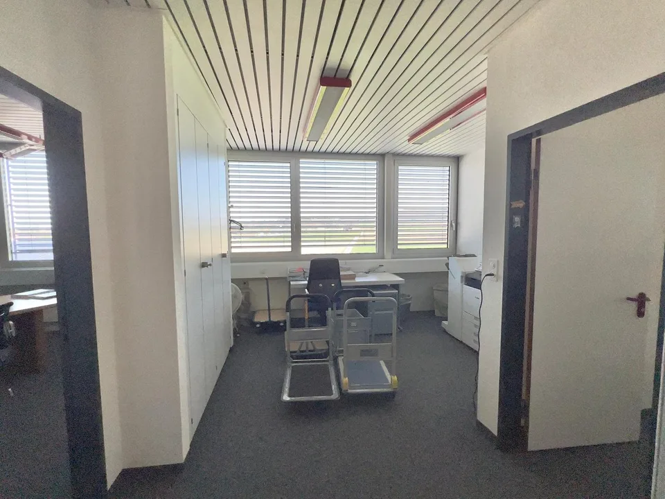 Moderne Büroräume mit Weitsicht und Leuchtreklame an der A1 – Ihre Firma täglich sichtbar! – Foto 17 von 23
