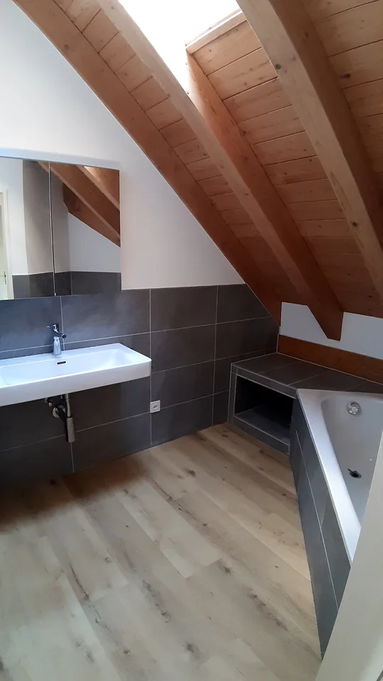 RÉNOVÉ REÇEMMENT : Charmant appartement mansarde avec cheminée
