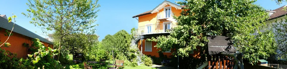Bello e accogliente con più giardino di una casa unifamiliare ...