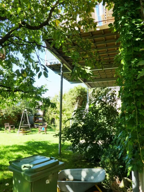 Bello e accogliente con più giardino di una casa unifamiliare ...