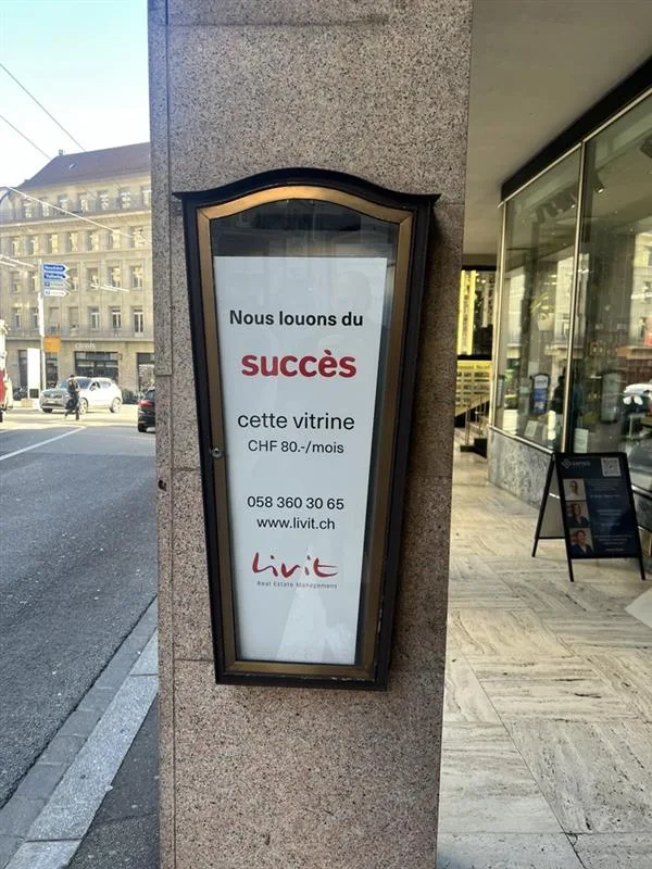 Werbevitrine im Zentrum von Lausanne