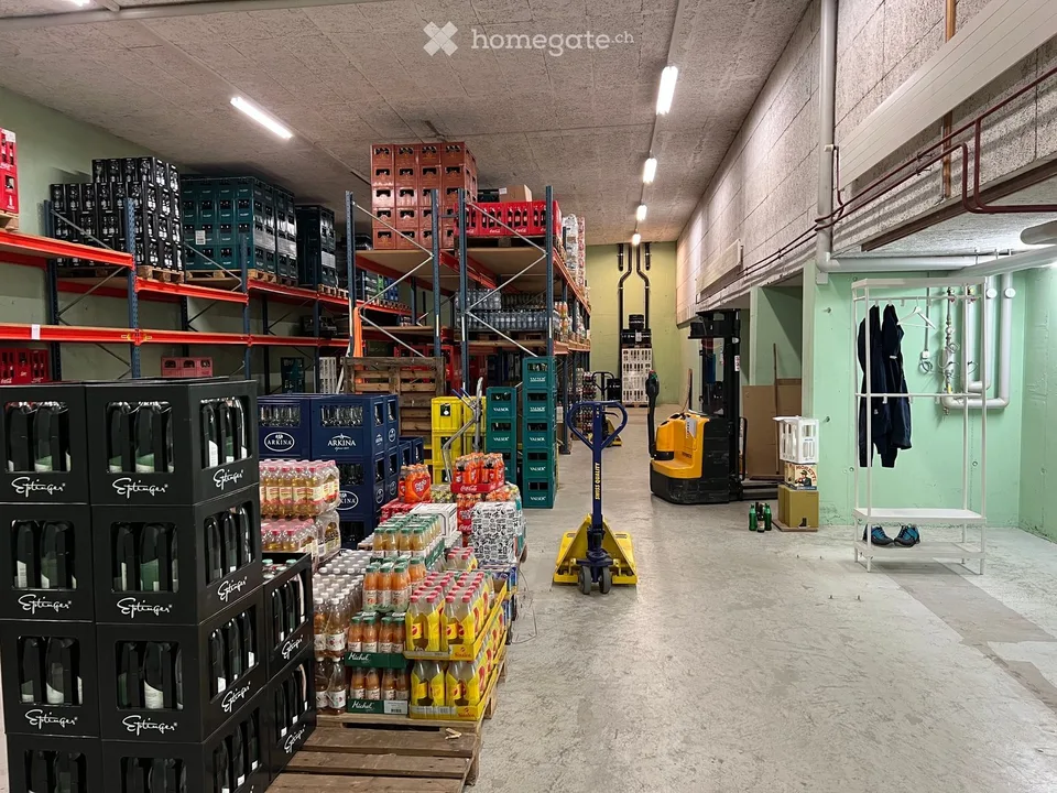 Magazzino a scaffalatura alta, 238mq, altezza 4,55m e spedizione, 138 mq, con rampa, centrale: a soli 1,7 km dall'autostrada